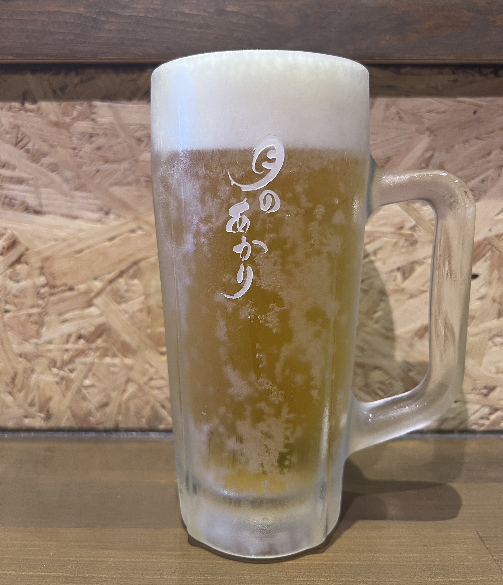 月のあかりで実際に提供している店名入りジョッキのスーパードライ