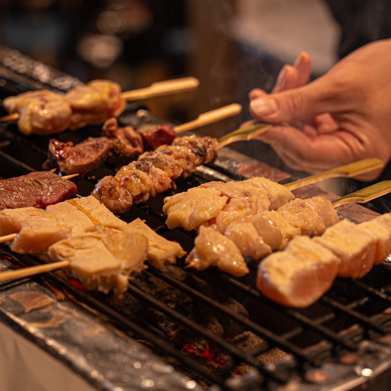 炭火で一本ずつ焼き上げる朝引き鶏の焼き鳥