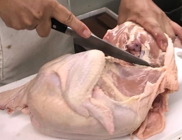 朝引き鶏のずりを串打ちした状態