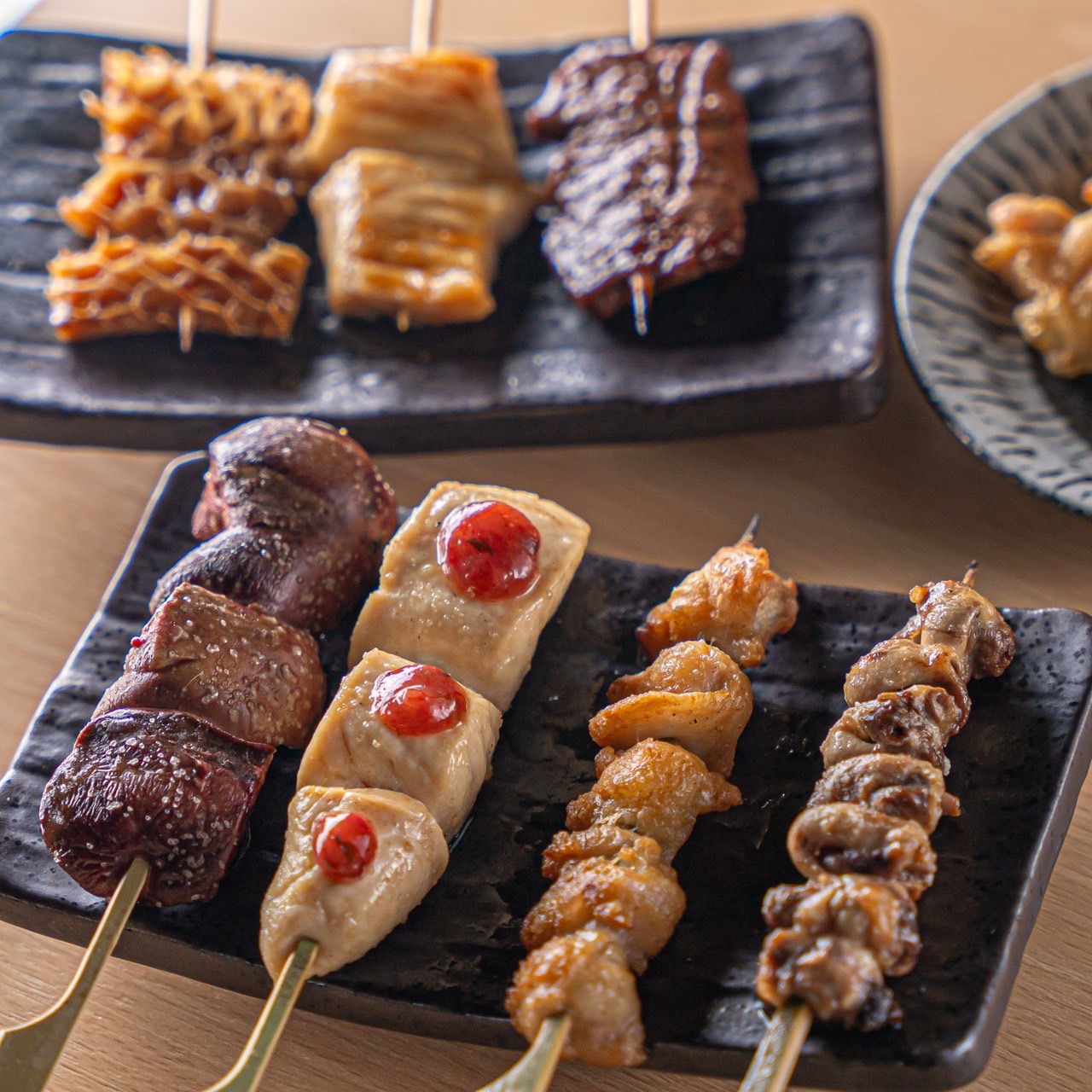 複数の部位を並べた焼き鳥