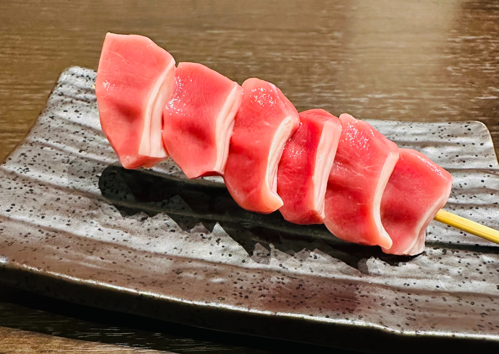 朝引き鶏のずりを串打ちした状態