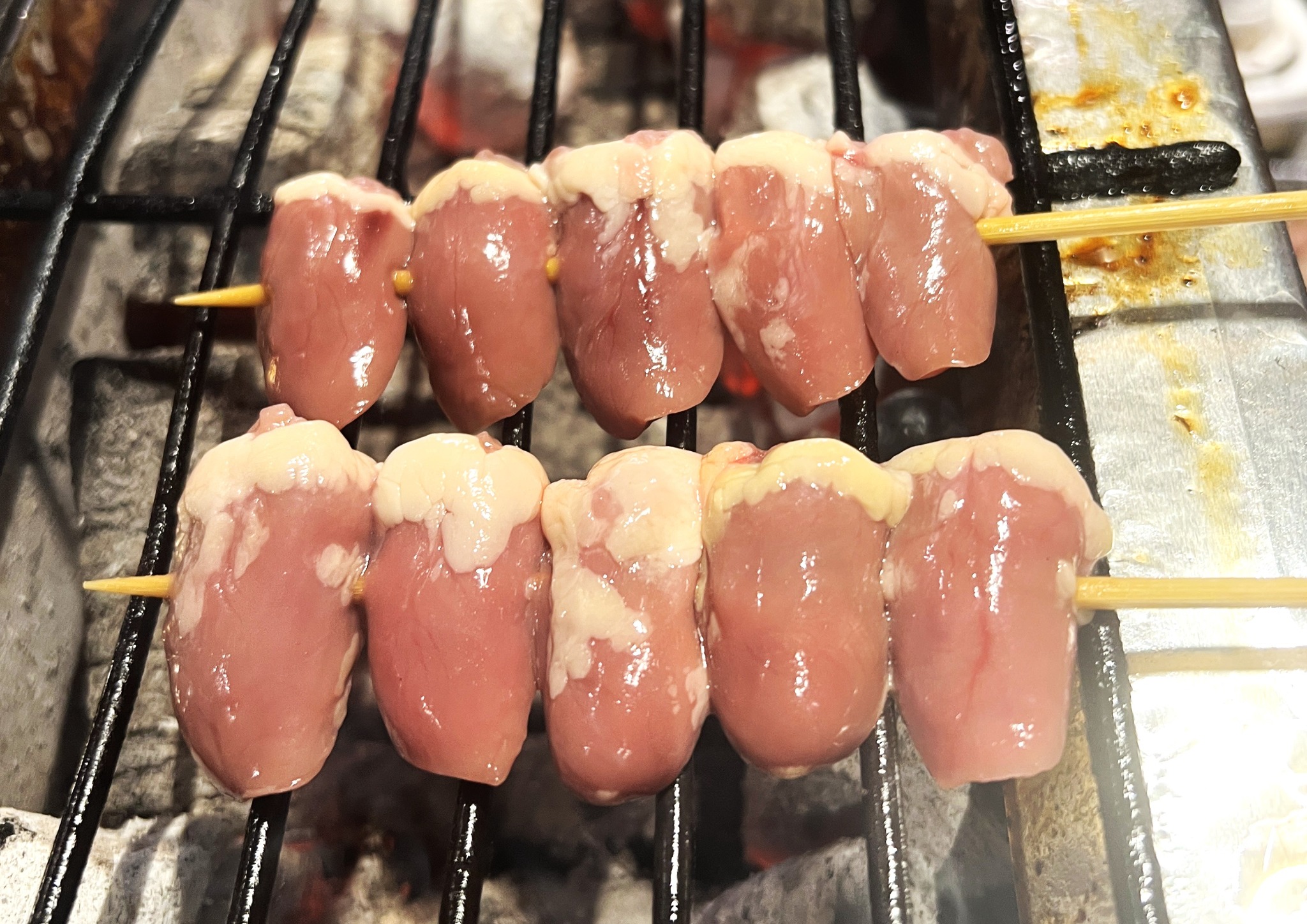 焼き前のこころを串打ちした状態