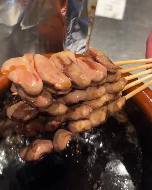 タレの艶が見える炭火焼きのこころ串