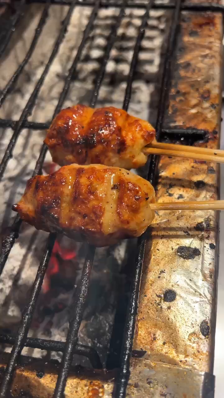 炭火の焼き台で焼き上げるタレの艶があるつくね串2本