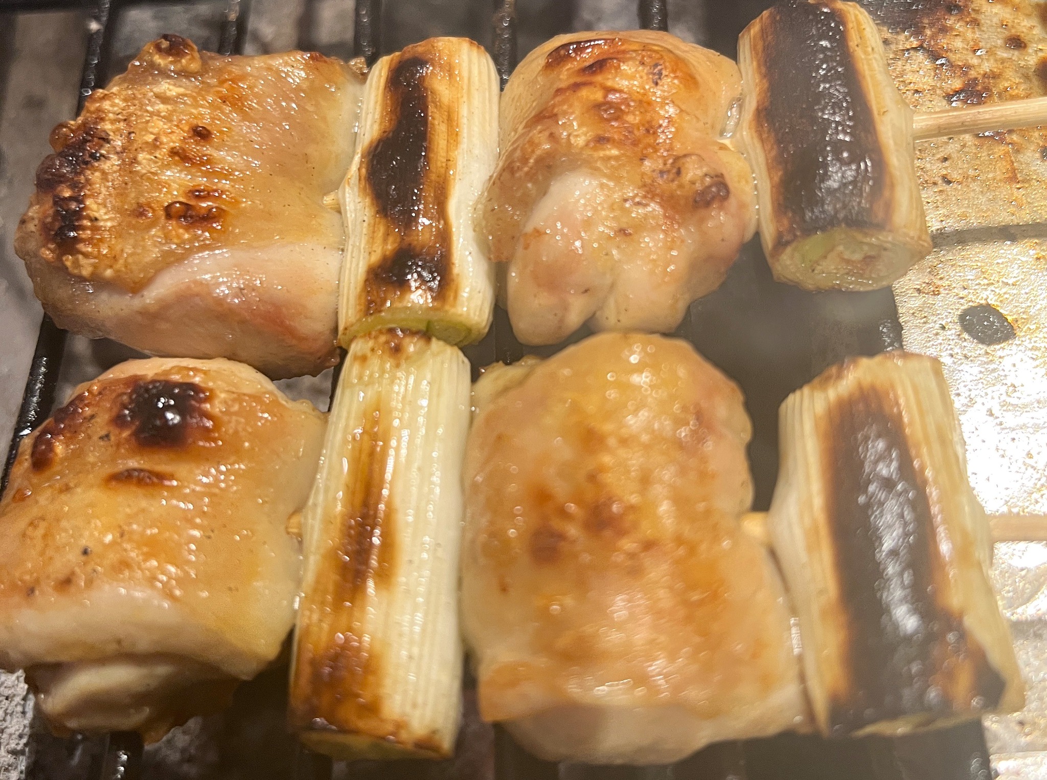 炭火で焼き上げたねぎまの串