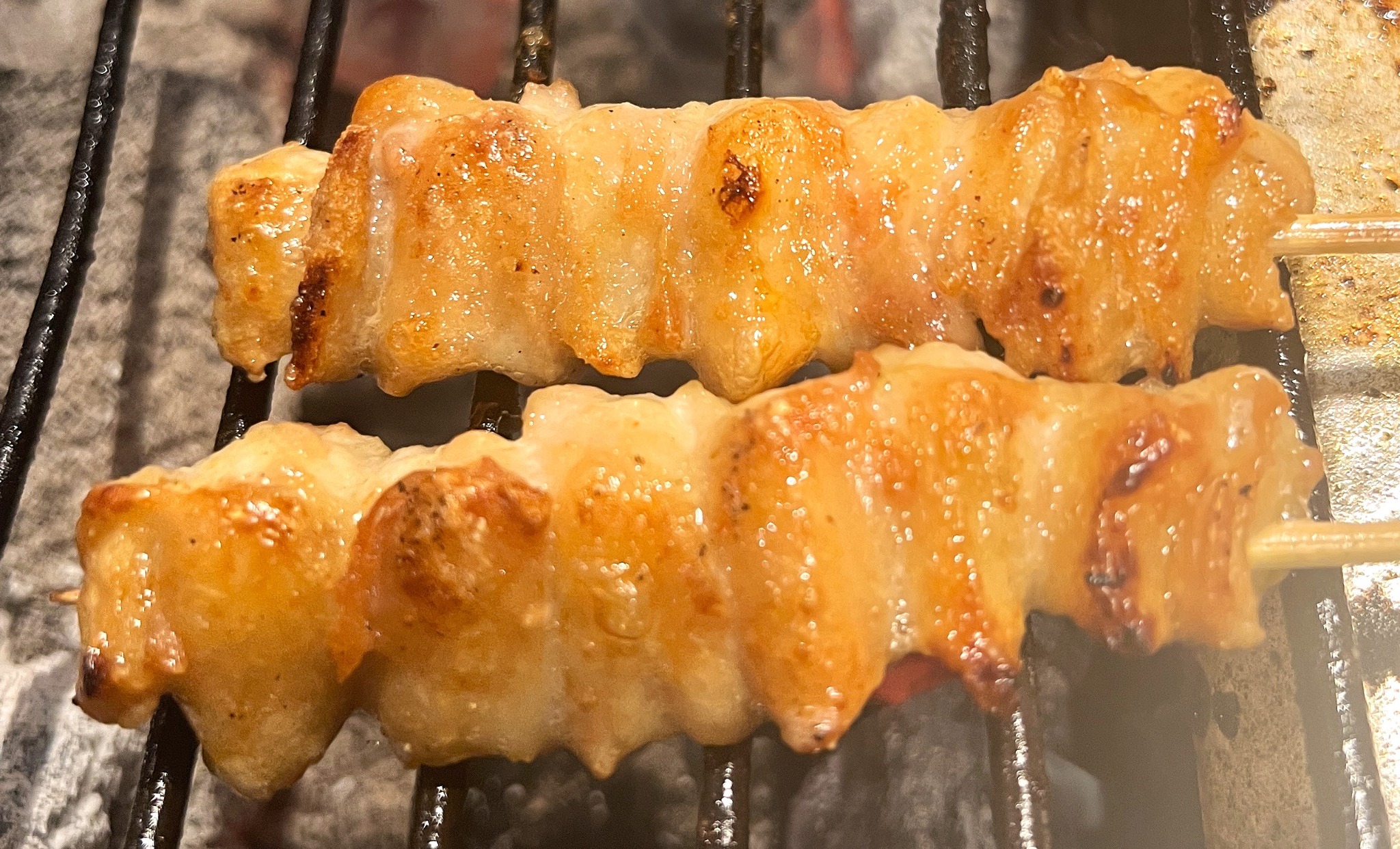 炭火で香ばしく焼き上げたぼんじりの串